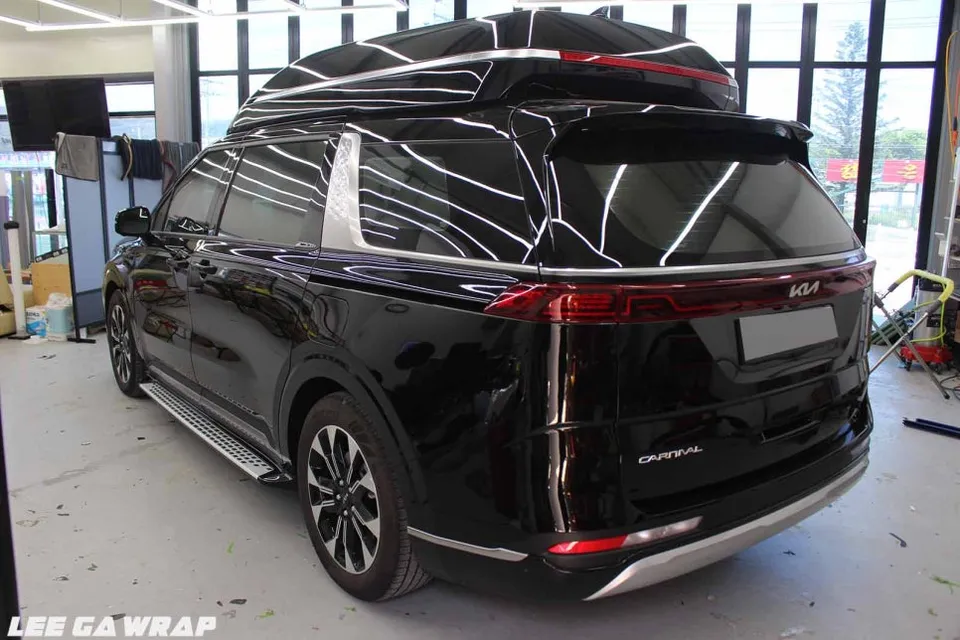 Kia Carnival Hi-Limousineのカーラッピング事例:オールブラック化 施工写真 1-2