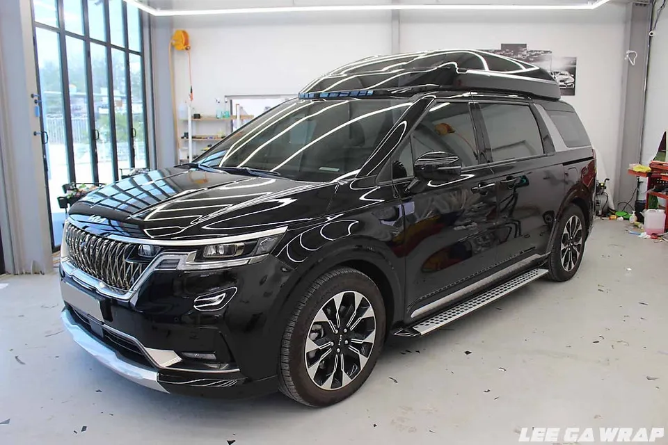 Kia Carnival Hi-Limousineのカーラッピング事例:オールブラック化 施工写真 1-3