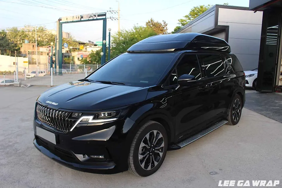 Kia Carnival Hi-Limousineのカーラッピング事例:オールブラック化 施工写真 2-3