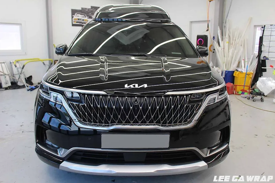 Kia Carnival Hi-Limousineのカーラッピング事例:オールブラック化 施工写真 3-3