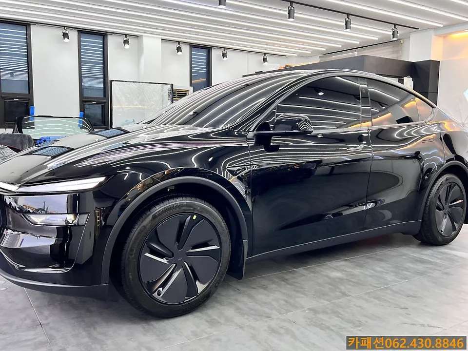 Tesla Juniperのカーフィルム施工事例 施工写真 3-2