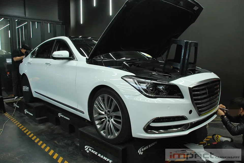 Genesis G80 DHのカーラッピング事例|高光沢ホワイトの仕上がり 施工写真 1-2