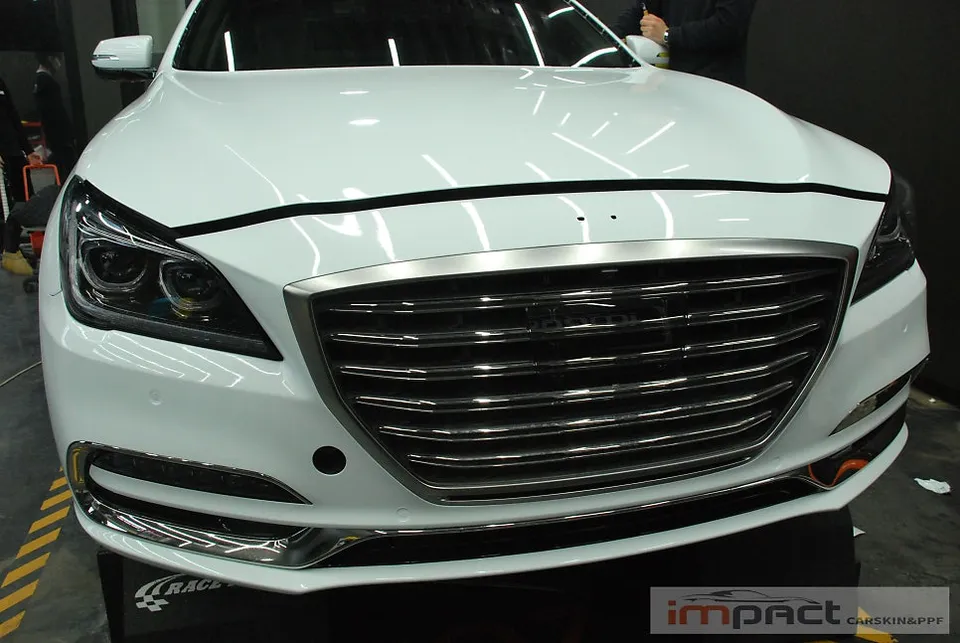 Genesis G80 DHのカーラッピング事例|高光沢ホワイトの仕上がり 施工写真 2-2