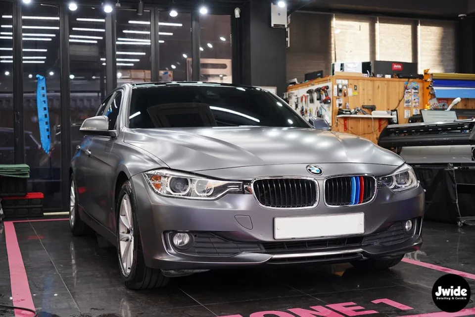 BMW 3 SeriesのPPF施工事例｜サテンダークグレーの仕上がり 施工写真 1-2