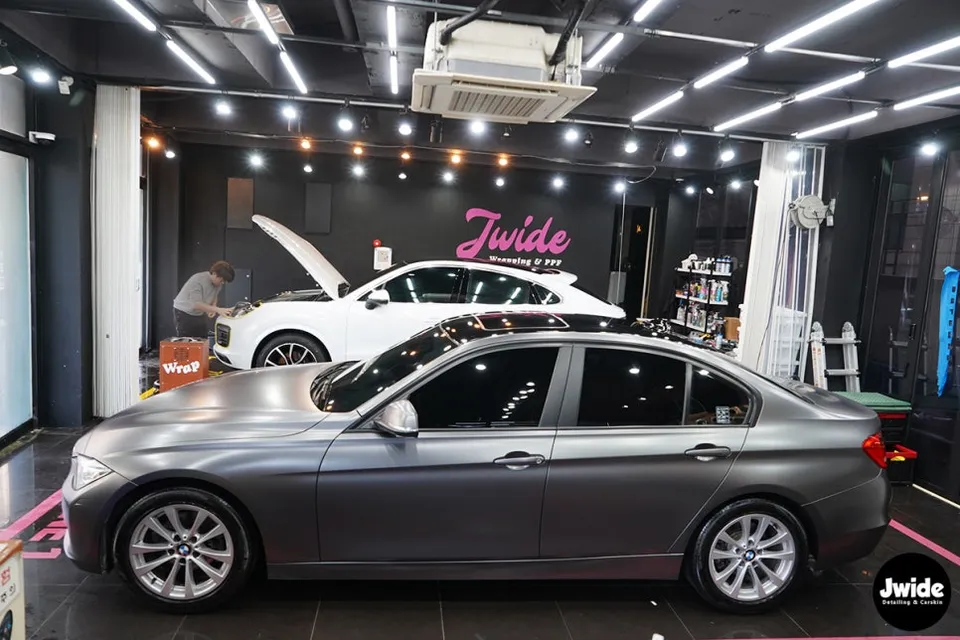 BMW 3 SeriesのPPF施工事例｜サテンダークグレーの仕上がり 施工写真 1-3