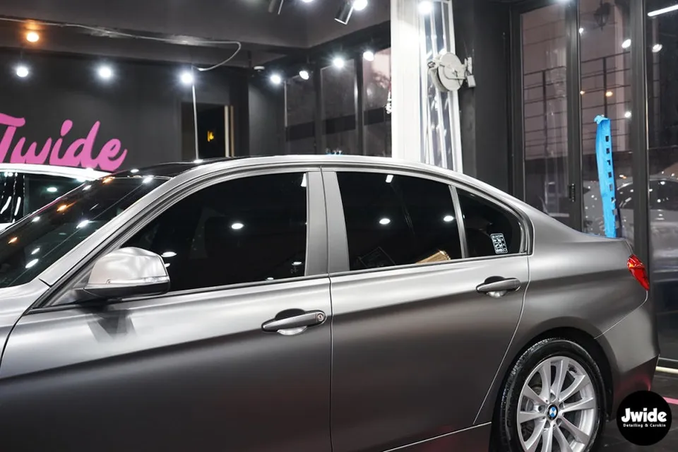 BMW 3 SeriesのPPF施工事例｜サテンダークグレーの仕上がり 施工写真 2-3