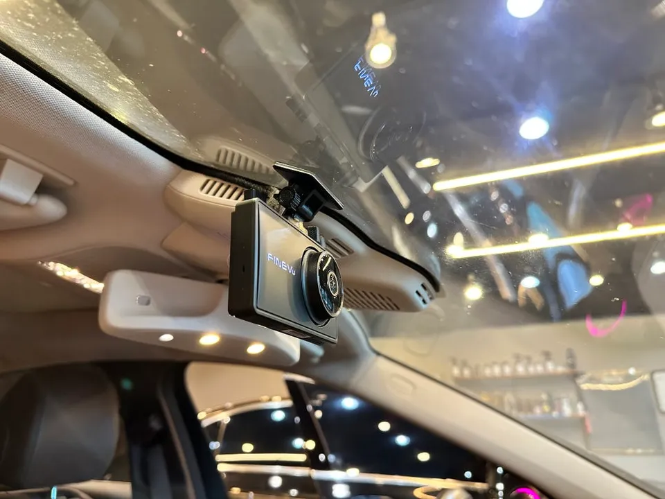 Mercedes-Benz E300 W213のドライブレコーダー取付事例 施工写真 5