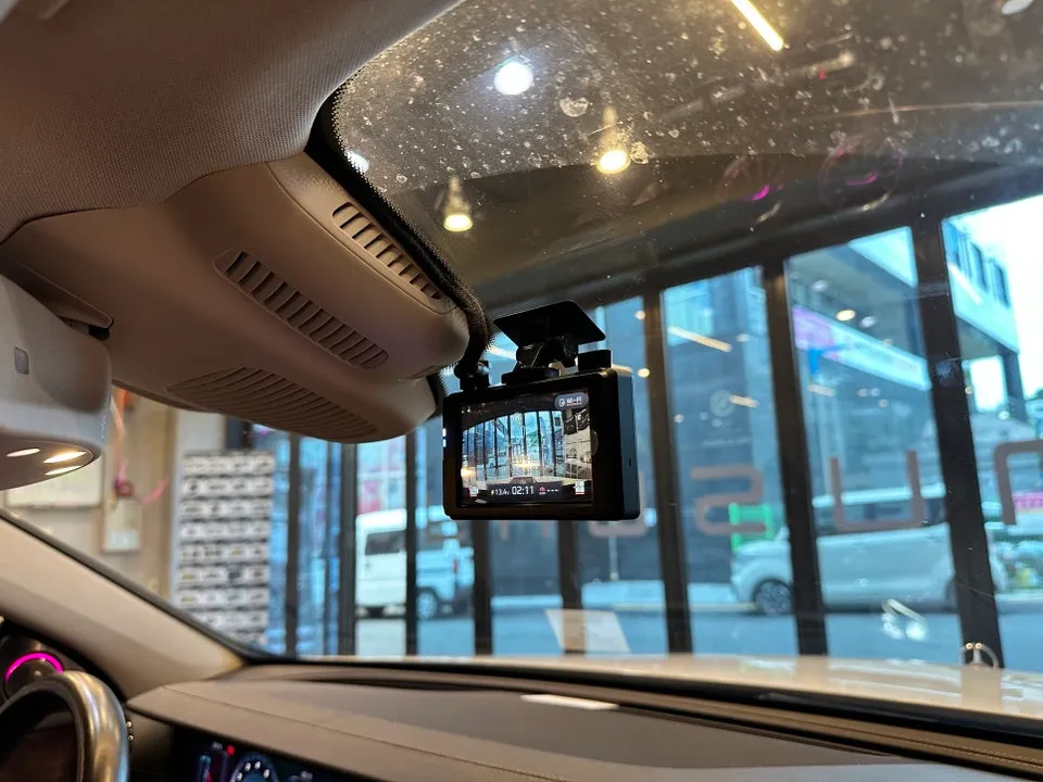 Mercedes-Benz E300 W213のドライブレコーダー取付事例 施工写真 6