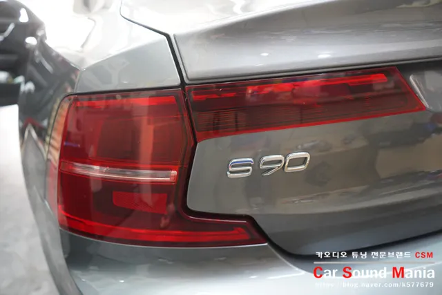 Volvo S90のドラレコ取付事例｜費用目安と仕上がり 施工写真 2-1