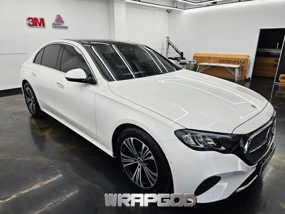 Mercedes-Benz Eクラスのカーラッピング事例|費用目安・仕上がり 施工写真 2-1