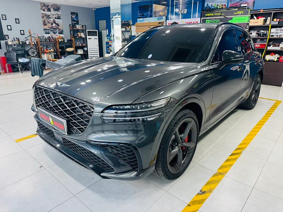 Genesis GV70のカーラッピング事例｜ブラックポイントで個性を演出 施工写真 4-1