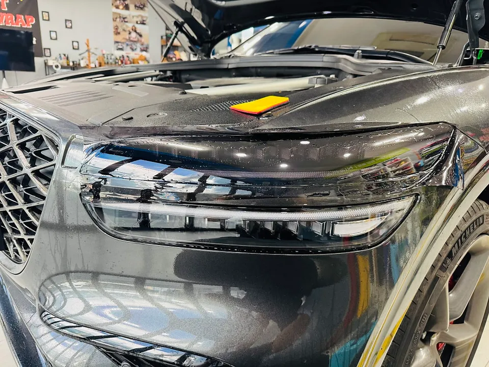 Genesis GV70のカーラッピング事例｜ブラックポイントで個性を演出 施工写真 1-2