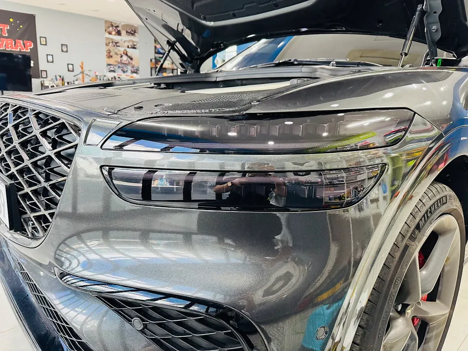 Genesis GV70のカーラッピング事例｜ブラックポイントで個性を演出 施工写真 3-2