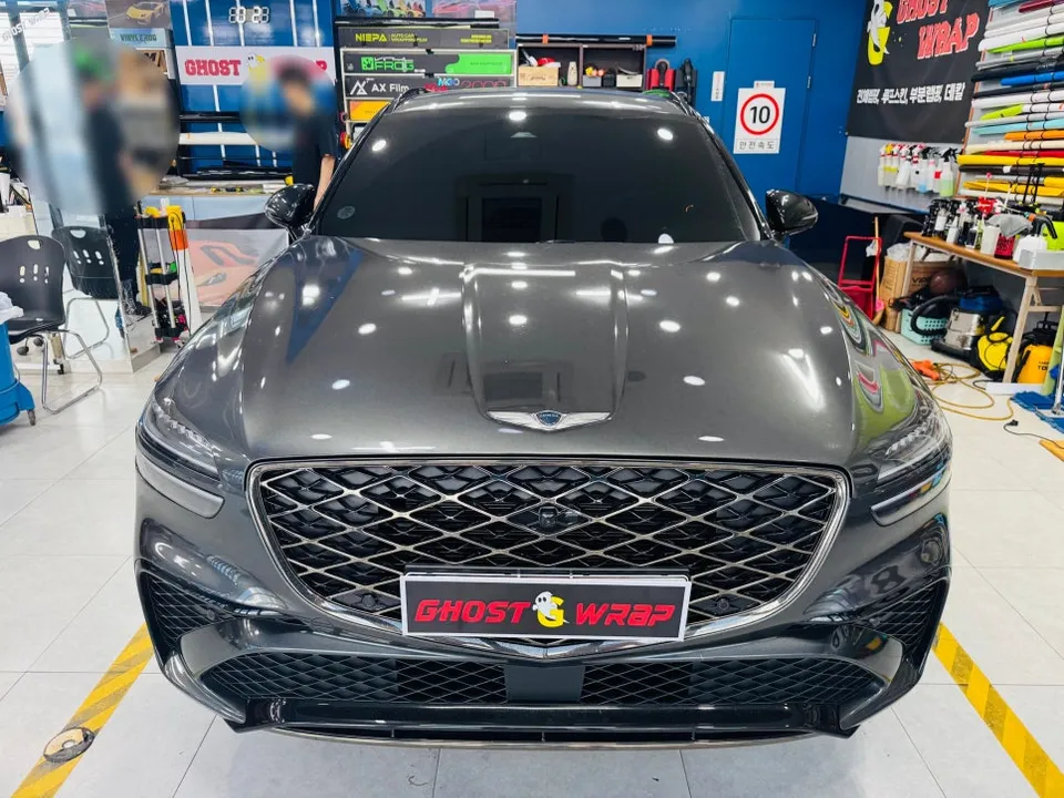 Genesis GV70のカーラッピング事例｜ブラックポイントで個性を演出 施工写真 4-2
