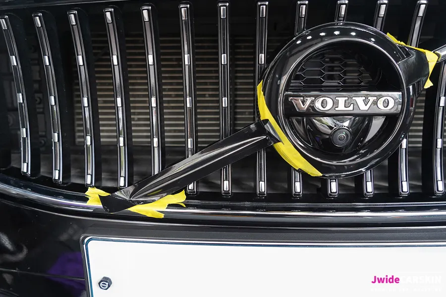 Volvo V90のカーラッピング事例｜クローム部分のブラック化 施工写真 4