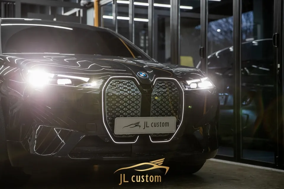 BMW iX ambient lighting - BMW iX Ambient Lighting Review: Iconic Glow Upgrade photo 3