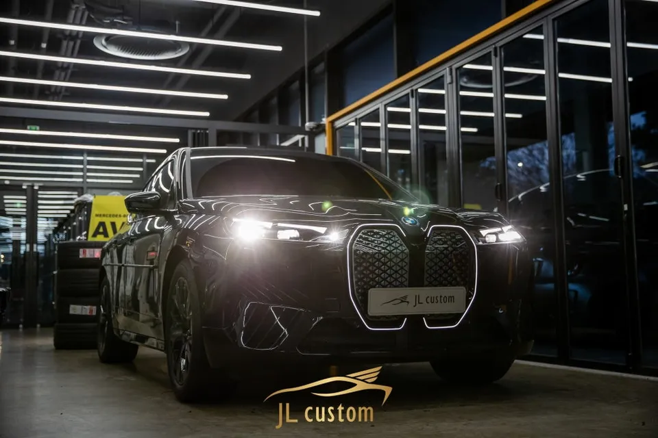 BMW iX ambient lighting - BMW iX Ambient Lighting Review: Iconic Glow Upgrade photo 5