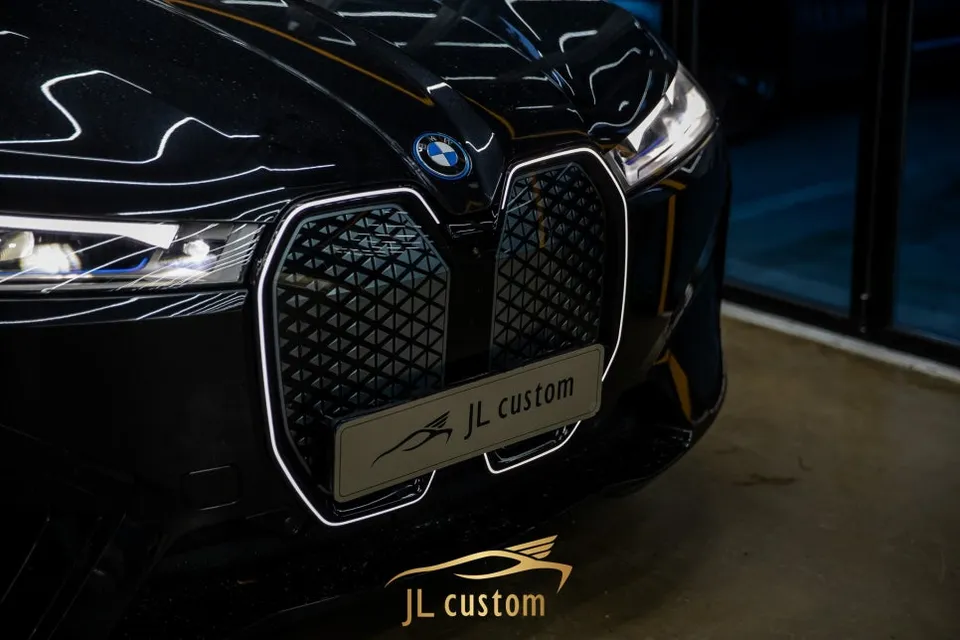 BMW iX ambient lighting - BMW iX Ambient Lighting Review: Iconic Glow Upgrade photo 6