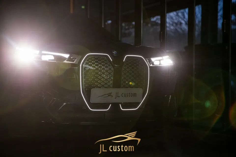 BMW iX ambient lighting - BMW iX Ambient Lighting Review: Iconic Glow Upgrade photo 7