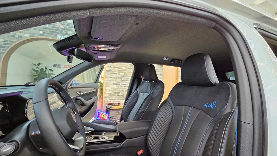 Renault Grand Koleos ambient lighting installation result
