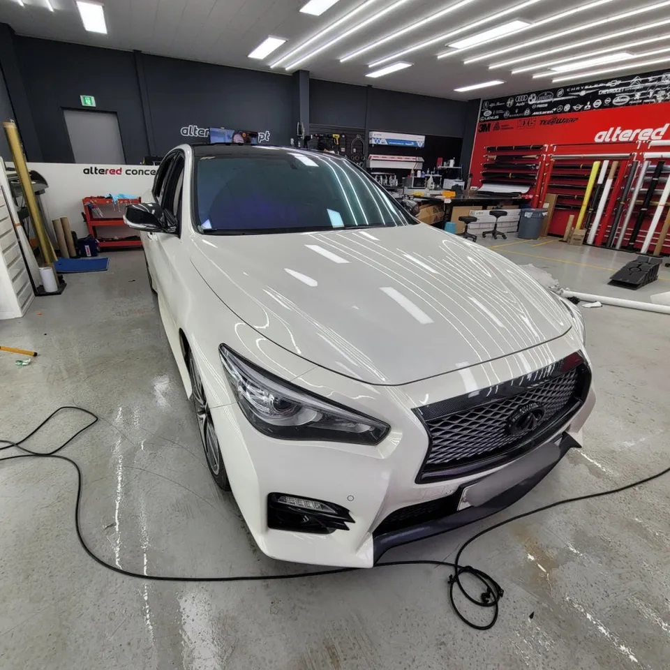 Infiniti Q50のカーラッピング事例｜費用目安と仕上がり 施工写真 2-1