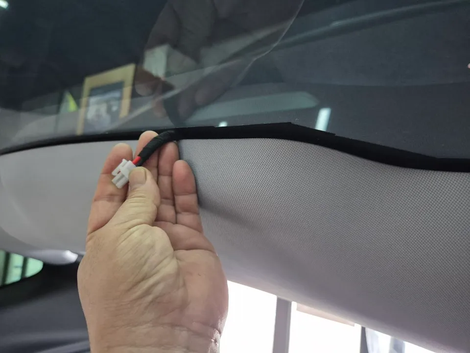 Tesla Model Yのドラレコ取付事例|費用目安・仕上がり 施工写真 1-2