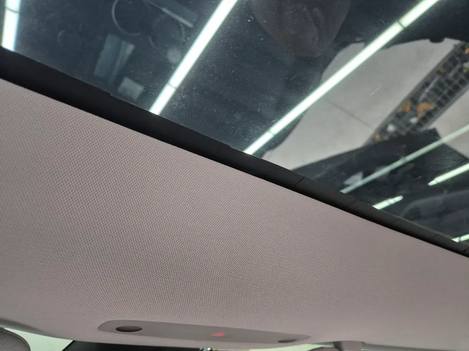 Tesla Model Yのドラレコ取付事例|費用目安・仕上がり 施工写真 3-2