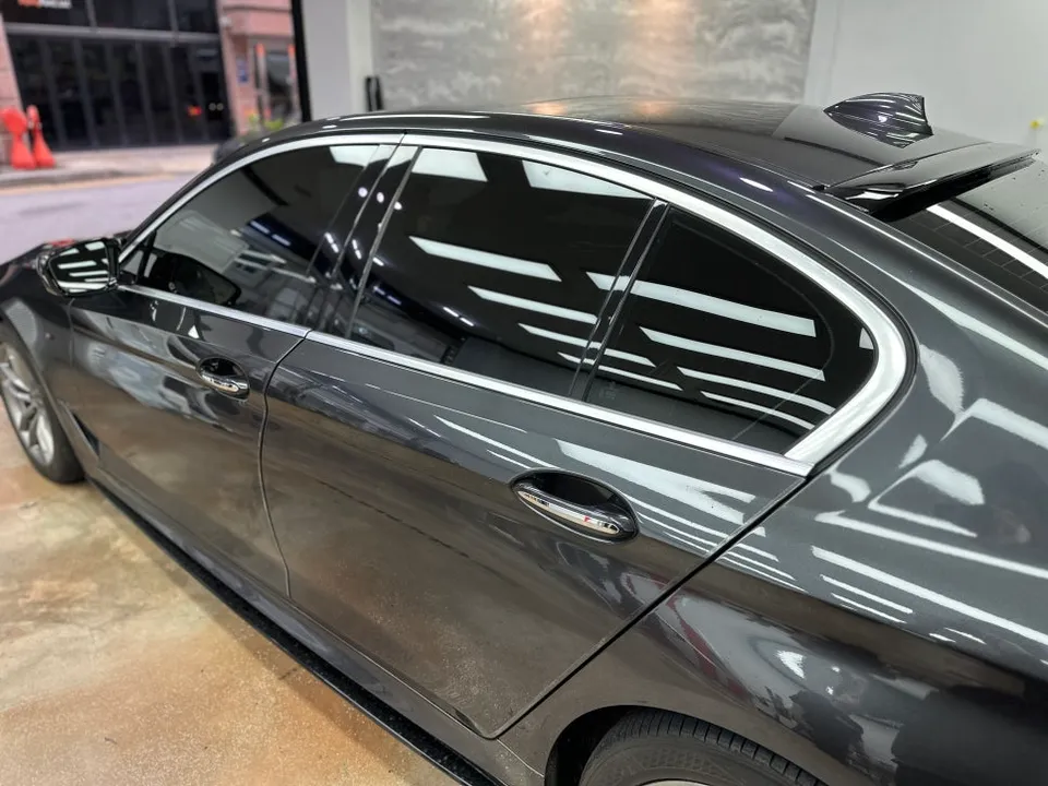 BMW 5 Seriesのカーラッピング事例：クローム除去で高級感アップ 施工写真 2-2