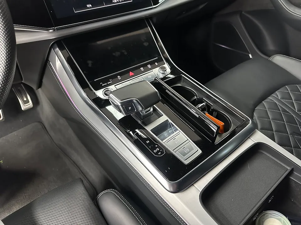 Audi Q8のカーラッピング事例｜無光カーボンで高級感アップ 施工写真 2-1
