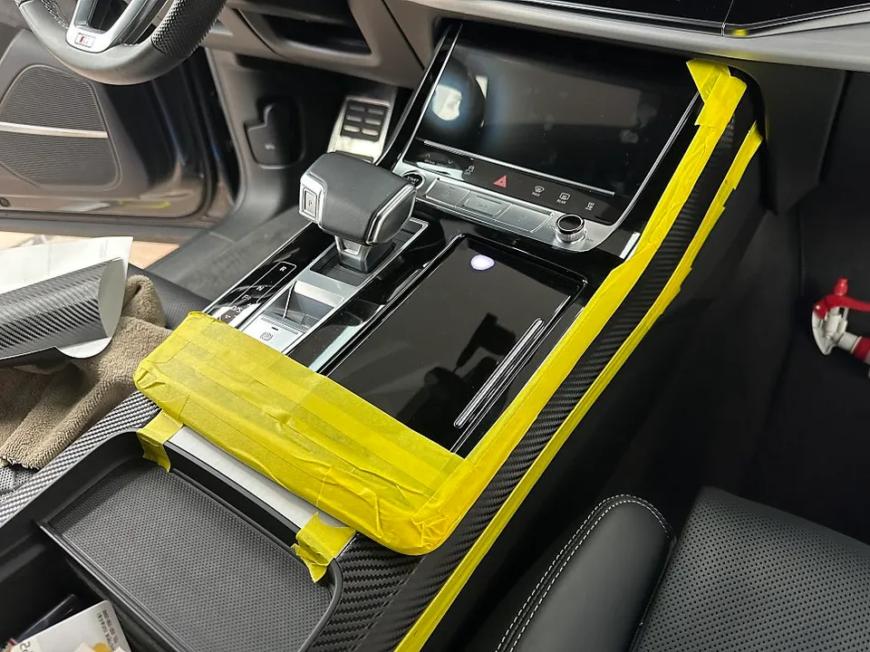 Audi Q8のカーラッピング事例｜無光カーボンで高級感アップ 施工写真 1-2