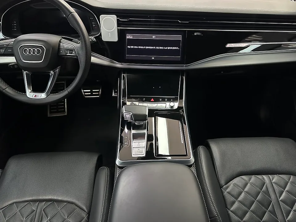 Audi Q8のカーラッピング事例｜無光カーボンで高級感アップ 施工写真 2-2