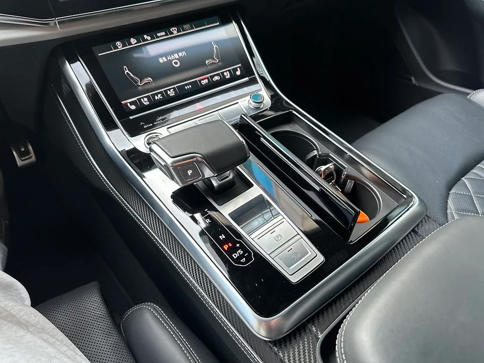 Audi Q8のカーラッピング事例｜無光カーボンで高級感アップ 施工写真 3-2