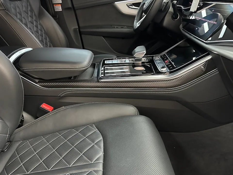 Audi Q8のカーラッピング事例｜無光カーボンで高級感アップ 施工写真 4-2