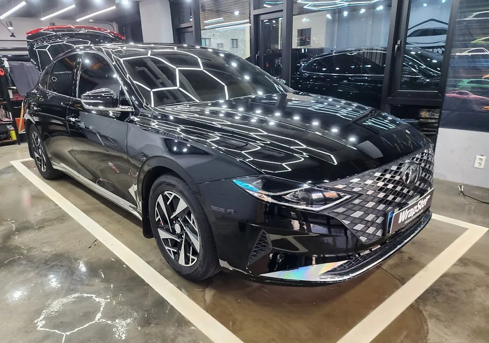Hyundai Grandeur IGのカーラッピング事例：クロームパーツをスポーティに 施工写真 1-1