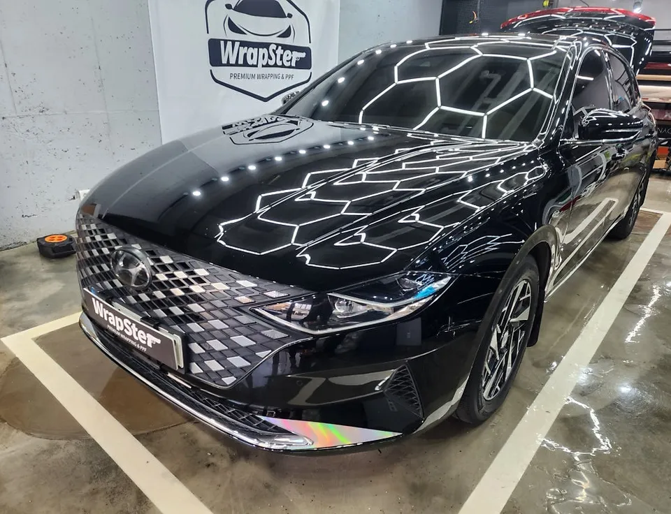 Hyundai Grandeur IGのカーラッピング事例：クロームパーツをスポーティに 施工写真 3-1