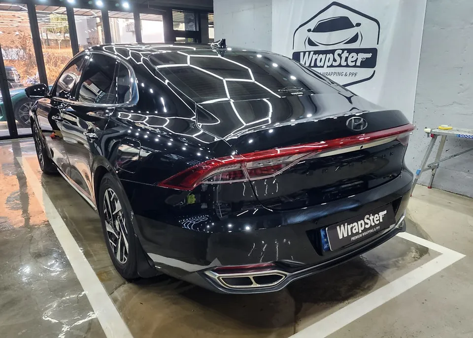 Hyundai Grandeur IGのカーラッピング事例：クロームパーツをスポーティに 施工写真 1-2