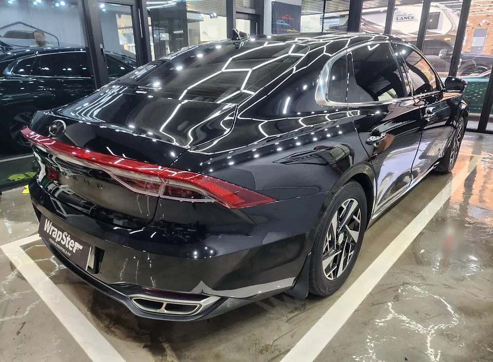 Hyundai Grandeur IGのカーラッピング事例：クロームパーツをスポーティに 施工写真 3-2