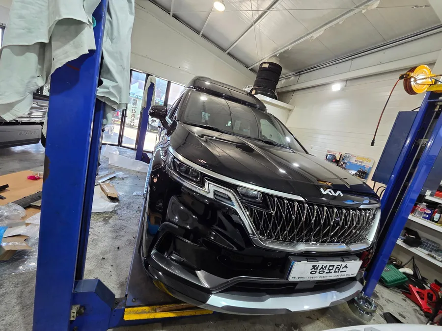 Kia Carnival Hi-Limousine body kit installation result