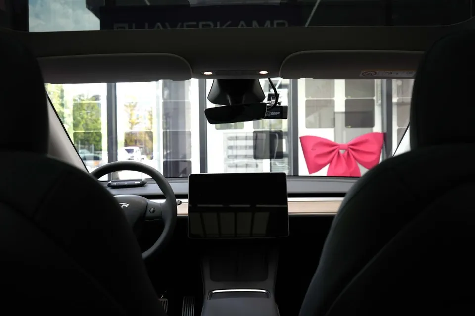 Tesla Model Yのカーフィルム施工事例 施工写真 1-3