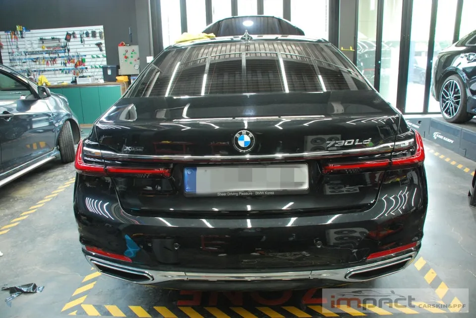 BMW 7 Seriesのカーラッピング事例|クローム部分のイメージチェンジ 施工写真 2-1