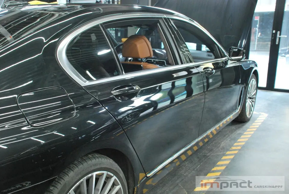BMW 7 Seriesのカーラッピング事例|クローム部分のイメージチェンジ 施工写真 1-2