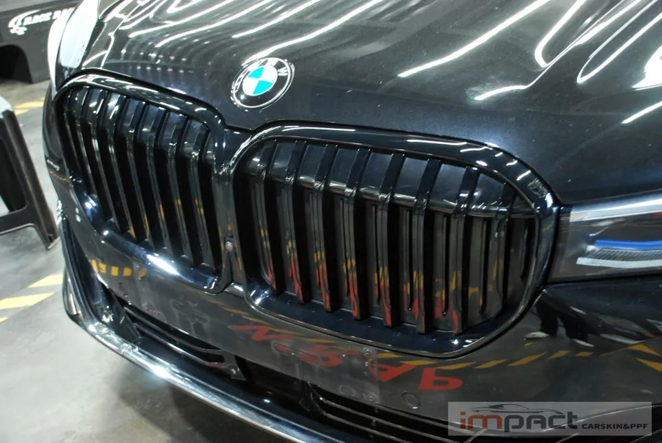 BMW 7 Seriesのカーラッピング事例|クローム部分のイメージチェンジ 施工写真 2-2