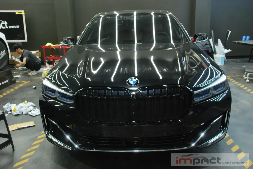 BMW 7 Seriesのカーラッピング事例|クローム部分のイメージチェンジ 施工写真 3-2