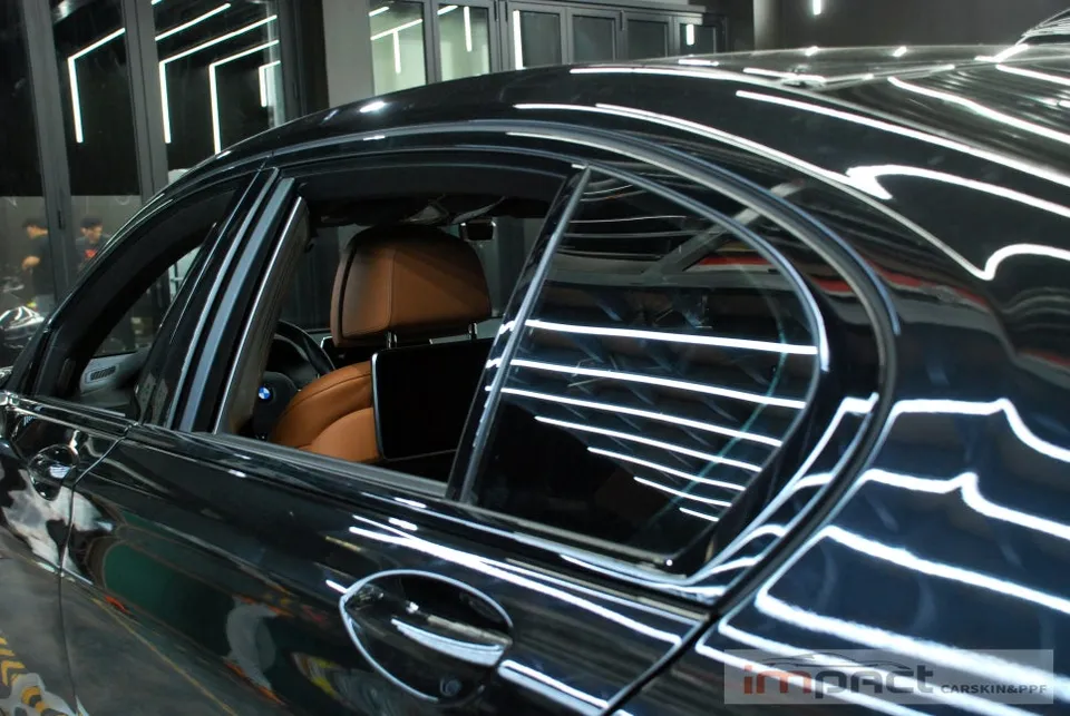BMW 7 Seriesのカーラッピング事例|クローム部分のイメージチェンジ 施工写真 2-3