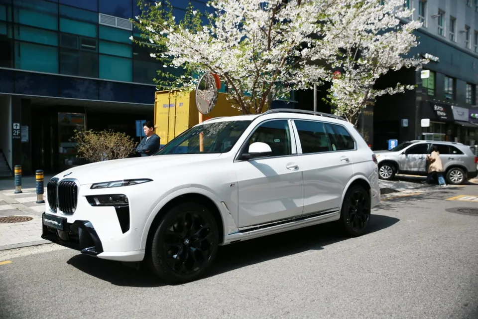 BMW X7 LCI chrome delete - BMW X7 LCI Chrome Delete Review — Perfect Finish, Modern Look photo 3