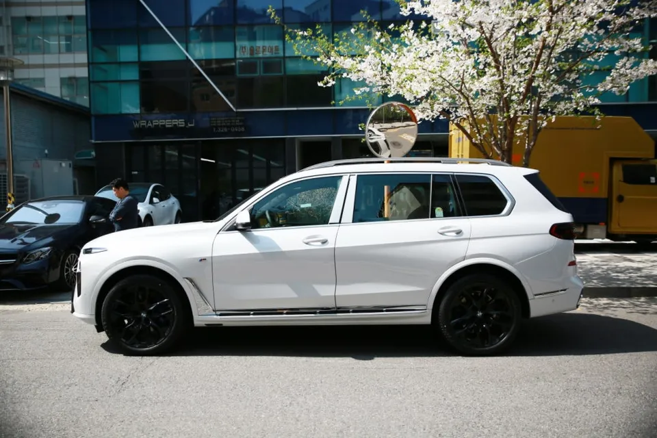 BMW X7 LCI chrome delete - BMW X7 LCI Chrome Delete Review — Perfect Finish, Modern Look photo 4