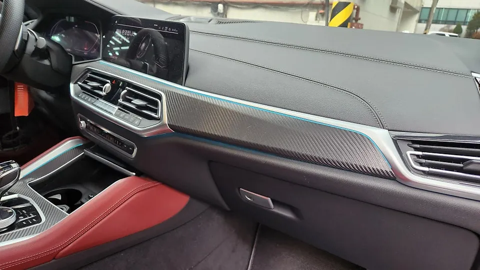 BMW X6のカーラッピング事例｜高級感あるリアルカーボン 施工写真 2-1