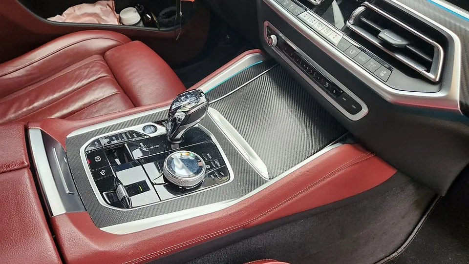 BMW X6のカーラッピング事例｜高級感あるリアルカーボン 施工写真 2-2