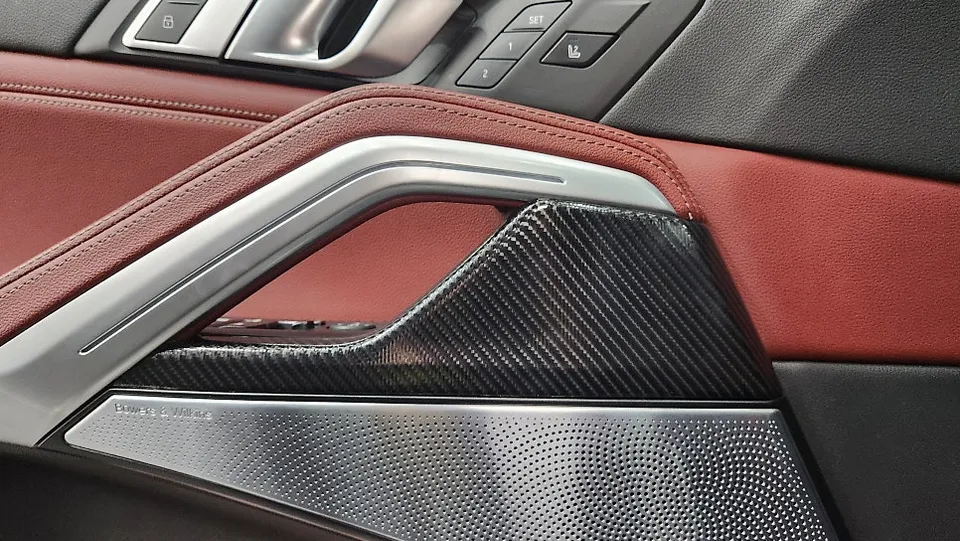 BMW X6のカーラッピング事例｜高級感あるリアルカーボン 施工写真 3-3