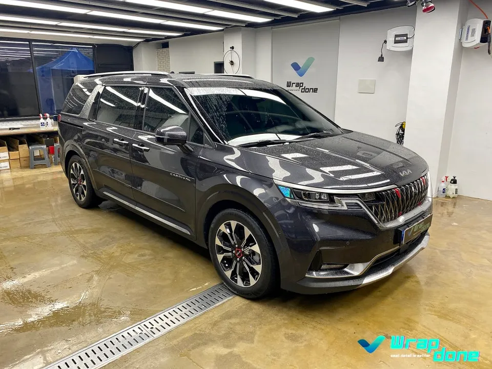 Kia Carnival KA4のCピラーラッピング事例｜韓国実施工 施工写真 1-1